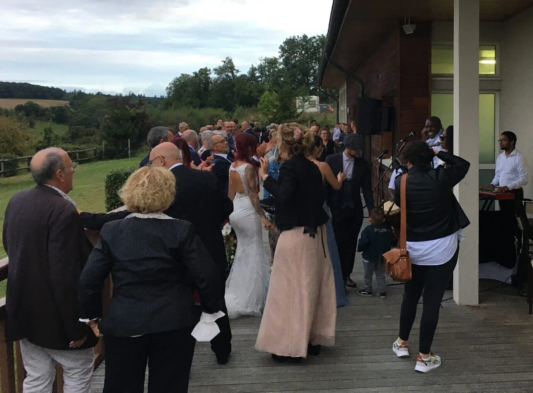 Jazz Pearl's, groupe musical jouant lors d’un mariage en extérieur, avec des invités dansant et profitant de la musique dans un cadre champêtre.