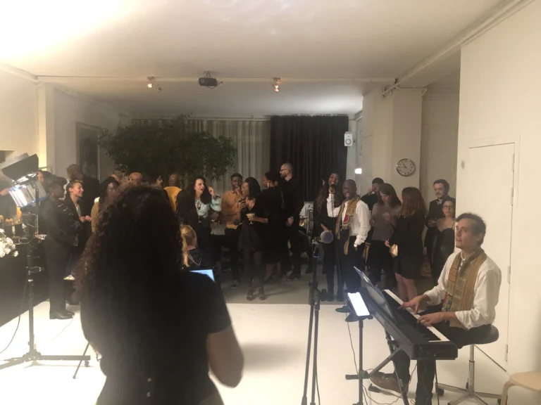 Jazz pearl's, groupe de musiciens et chanteurs animant une soirée privée avec un pianiste et un public en pleine interaction.