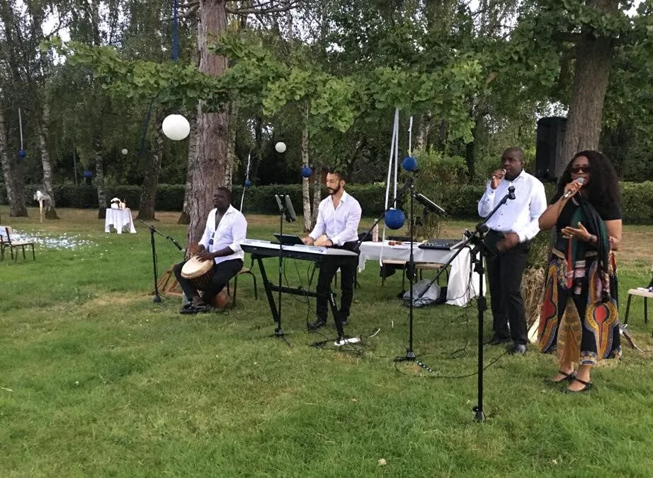 Jazz Pearl's, groupe de musiciens jouant en plein air lors d'un événement, avec une chanteuse, un percussionniste, un pianiste et un chanteur.