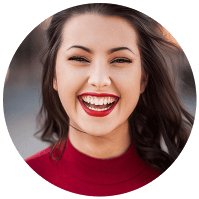 Portrait d'une femme souriante, exprimant joie et dynamisme.