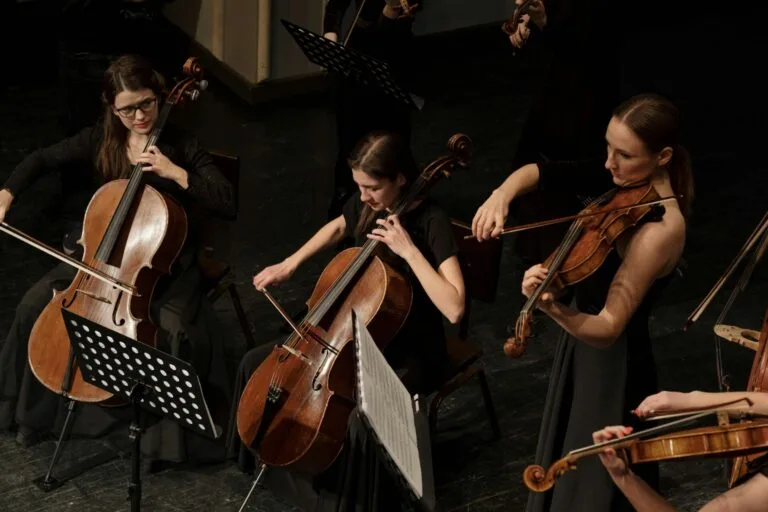 Lyrical Orchestra, musiciennes en concert jouant du violoncelle et du violon sur scène.