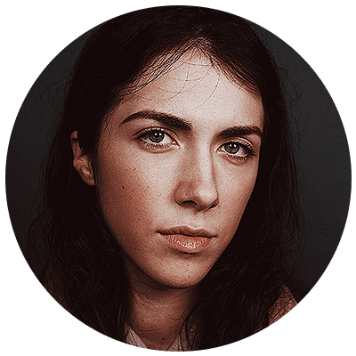 Portrait d'une femme au regard intense, capturé dans un style artistique et épuré.