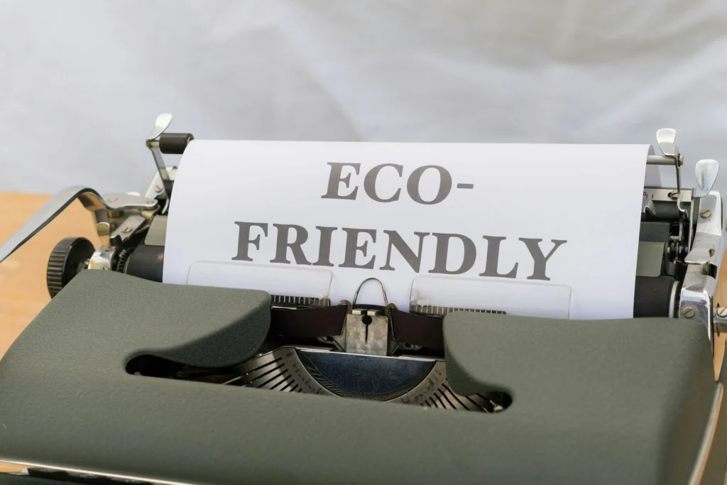 Machine à écrire ancienne tapant le mot "ECO-FRIENDLY" sur une feuille blanche.