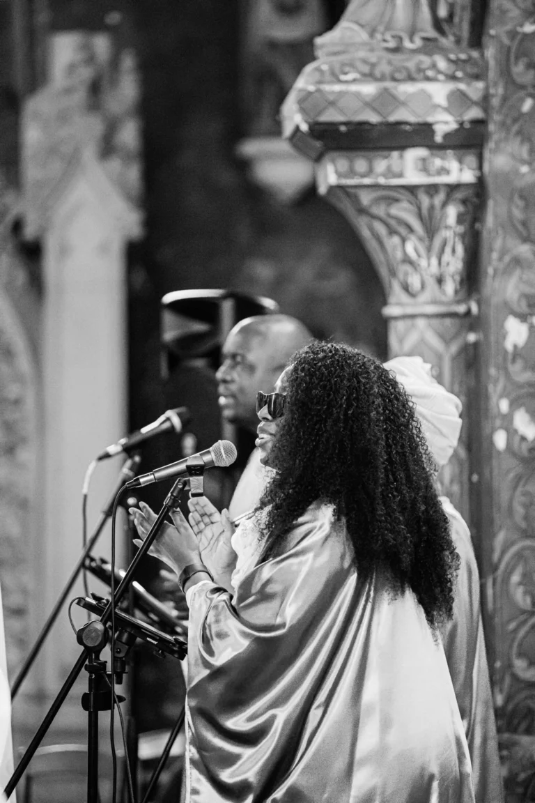 Chanteuse gospel interprétant un chant lors d’une cérémonie dans une église