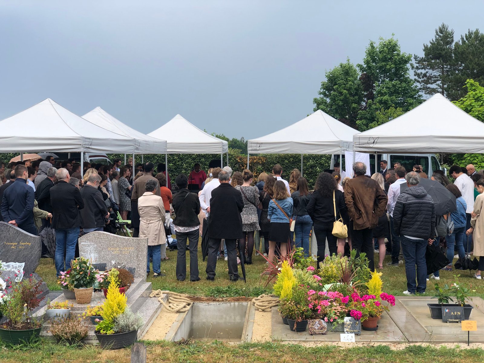 Participants rassemblés lors d’une cérémonie funéraire au cimetière