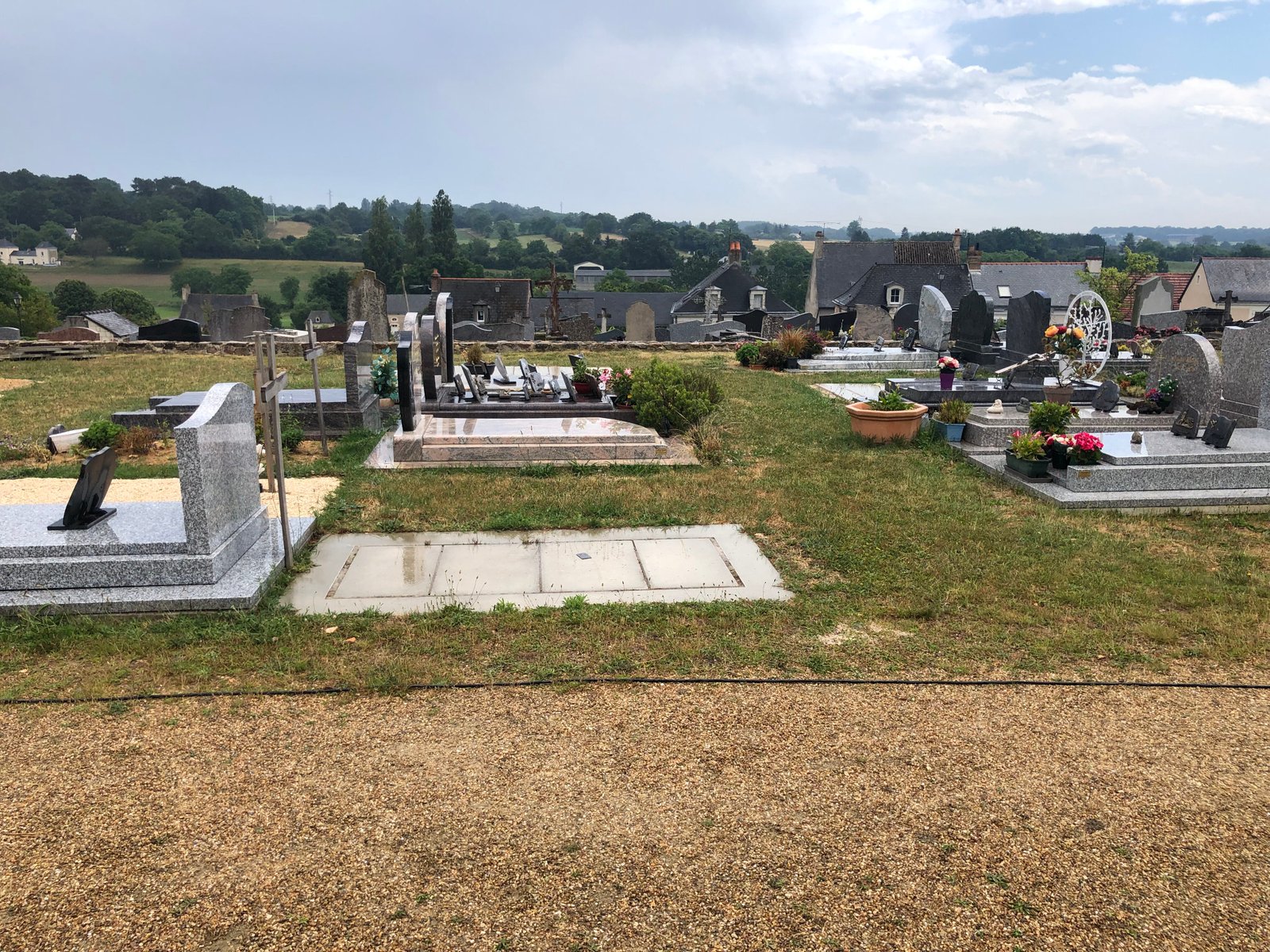 Sépultures dans un cimetière avec paysage de campagne