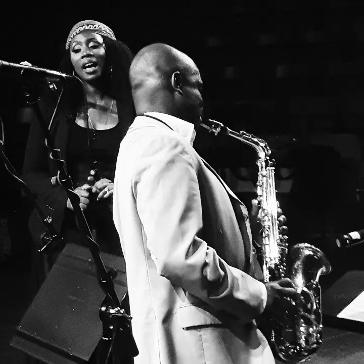 Chanteuse et saxophoniste interprétant un morceau lors d’une performance musicale