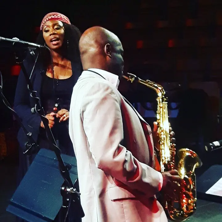 Chanteuse et saxophoniste lors d’une performance musicale