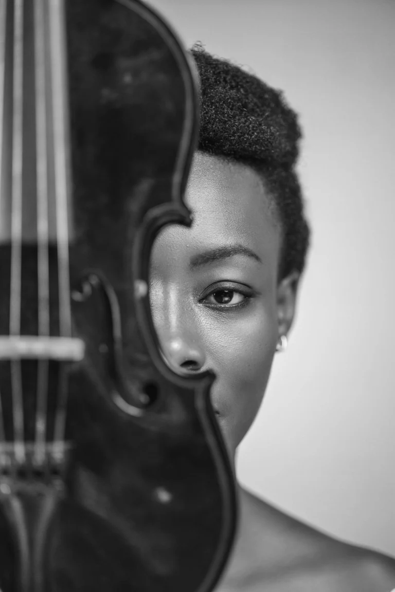 Portrait d’une musicienne avec un violon devant son visage
