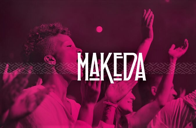 Logo Makeda sur fond de public enthousiaste lors d’un concert