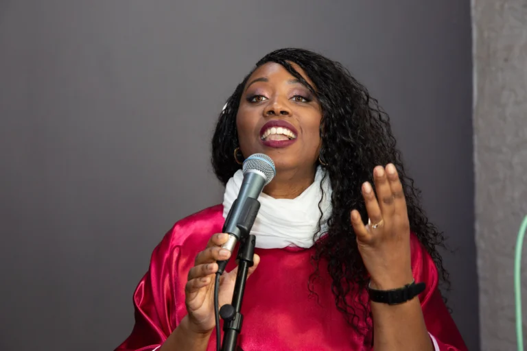 Chanteuse interprétant un morceau au micro lors d’une performance musicale
